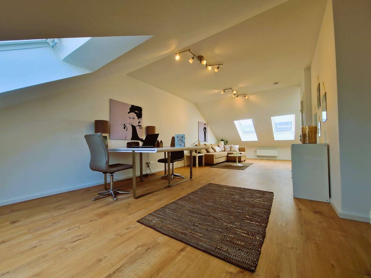 Exklusives Wohnvergnügen: Modernes Vier-Zimmer-Einfamilienaus-Refugium mit luxuriöser Austattung
