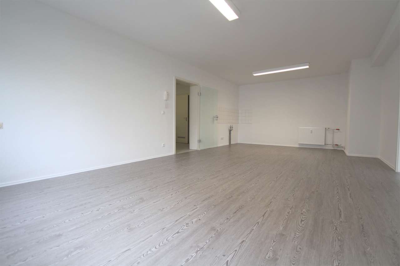 PRAXIS/BÜRO IN REPRÄSENTATIVER LAGE MIT PKW-STELLPLÄTZEN IN DER KÖLNER - SÜDSTADT