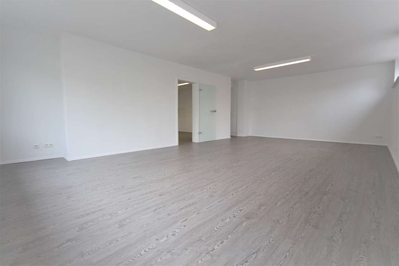 PRAXIS/BÜRO IN REPRÄSENTATIVER LAGE MIT PKW-STELLPLÄTZEN IN DER KÖLNER - SÜDSTADT