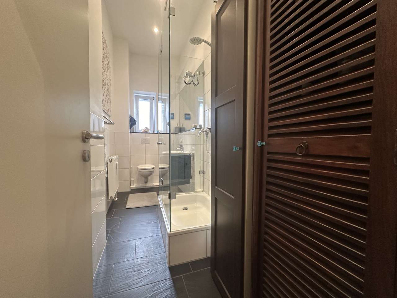 DENKMAL AFA: UNSANIERTE ALTBAUWOHNUNG MIT HOHEN DECKEN UND BALKON IM AGNESVIERTEL