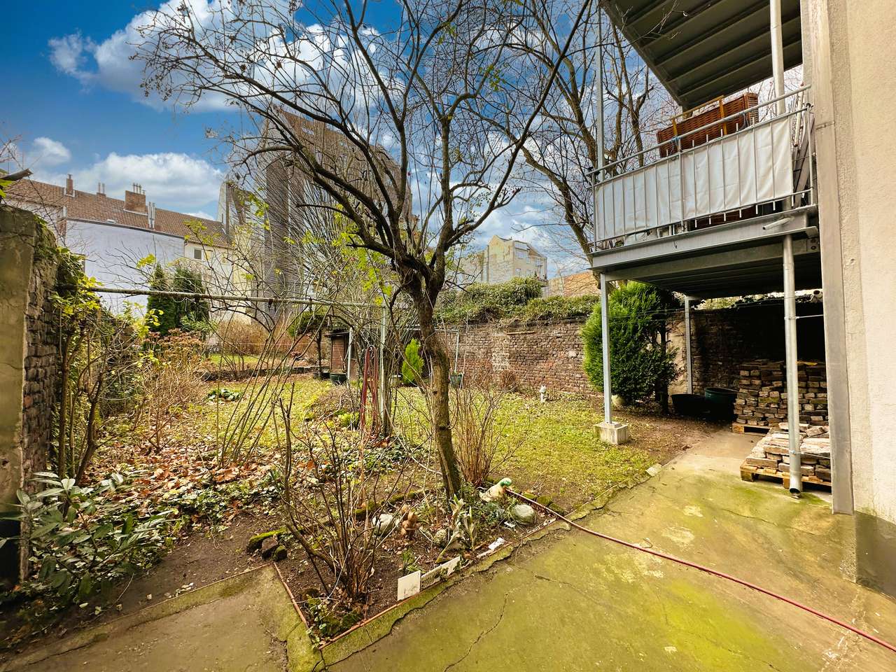 DENKMAL AFA: UNSANIERTE ALTBAUWOHNUNG MIT HOHEN DECKEN UND BALKON IM AGNESVIERTEL