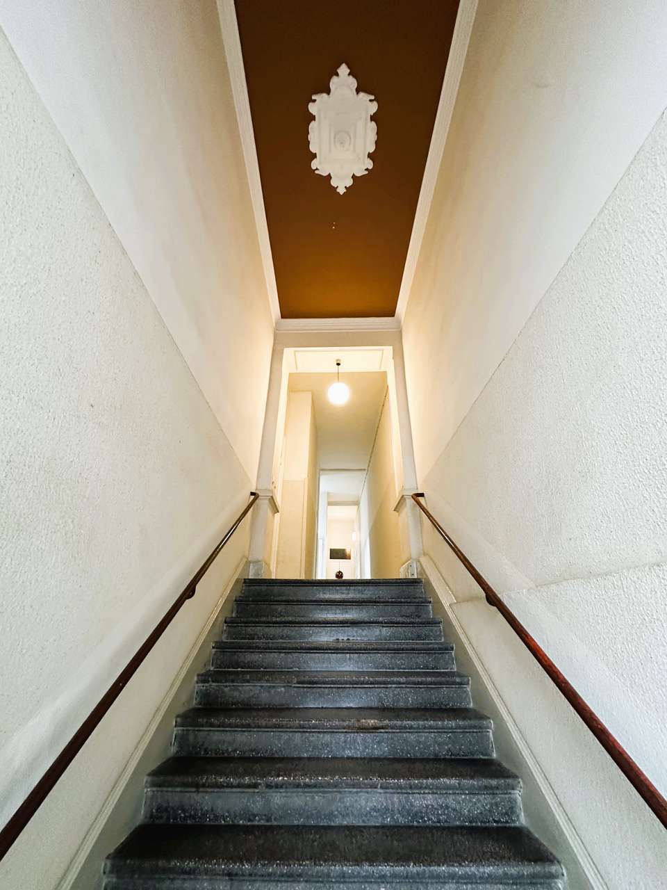 DENKMAL AFA: UNSANIERTE ALTBAUWOHNUNG MIT HOHEN DECKEN UND BALKON IM AGNESVIERTEL