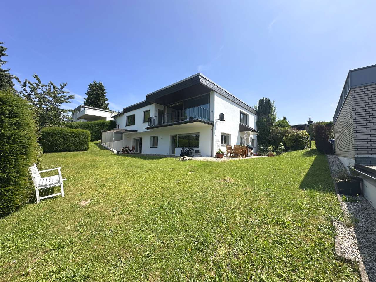 WOHNEN mit WEITBLICK: BUNGALOW mit EINLIEGERWOHNUNG und TRAUMHAFTER AUSSICHT