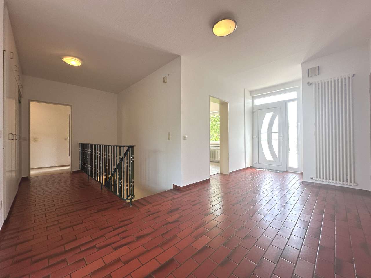 WOHNEN mit WEITBLICK: BUNGALOW mit EINLIEGERWOHNUNG und TRAUMHAFTER AUSSICHT