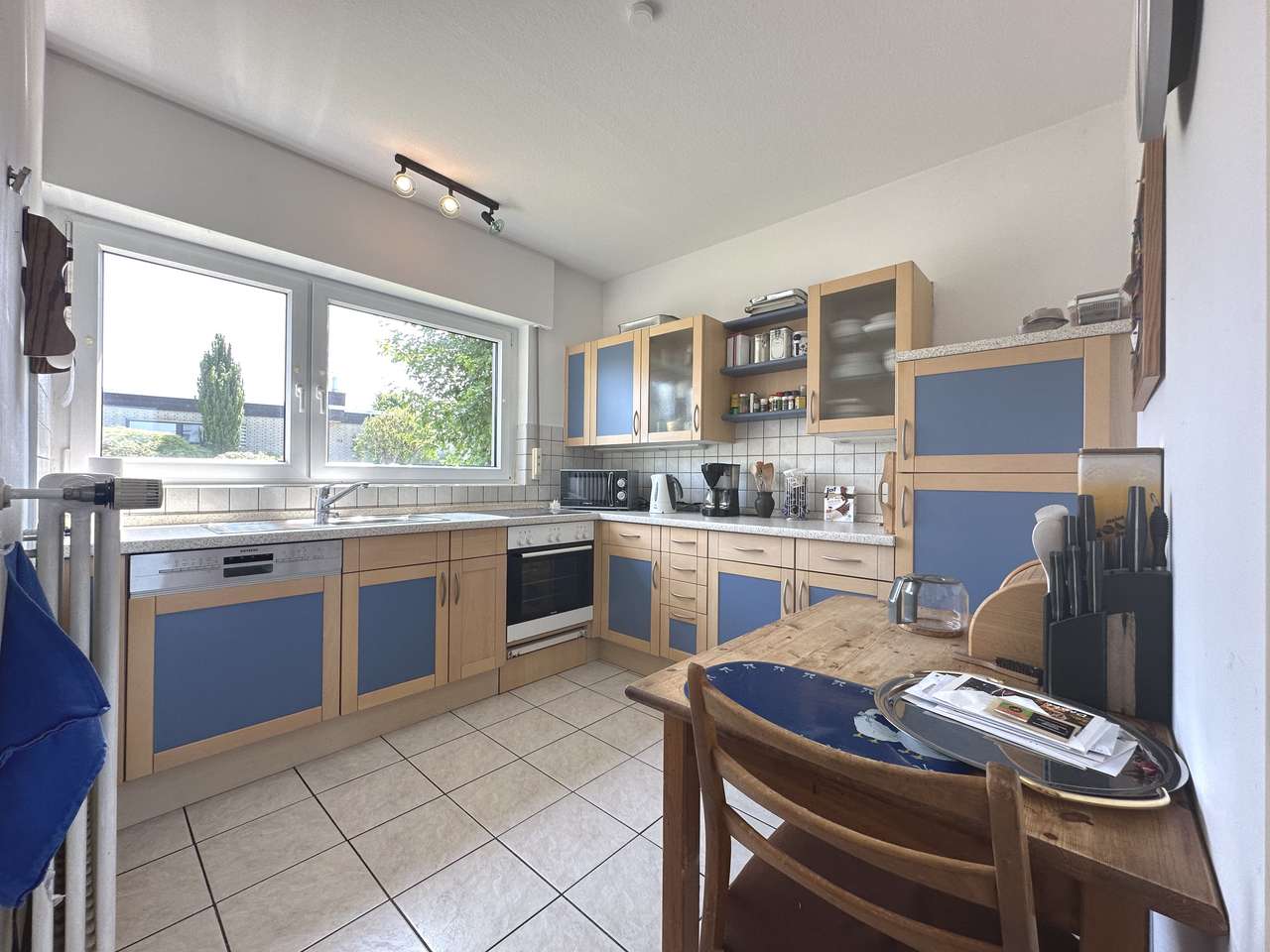 WOHNEN mit WEITBLICK: BUNGALOW mit EINLIEGERWOHNUNG und TRAUMHAFTER AUSSICHT