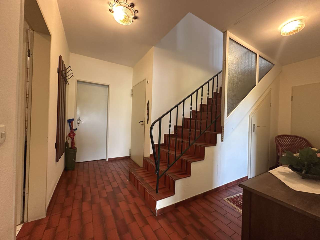 WOHNEN mit WEITBLICK: BUNGALOW mit EINLIEGERWOHNUNG und TRAUMHAFTER AUSSICHT