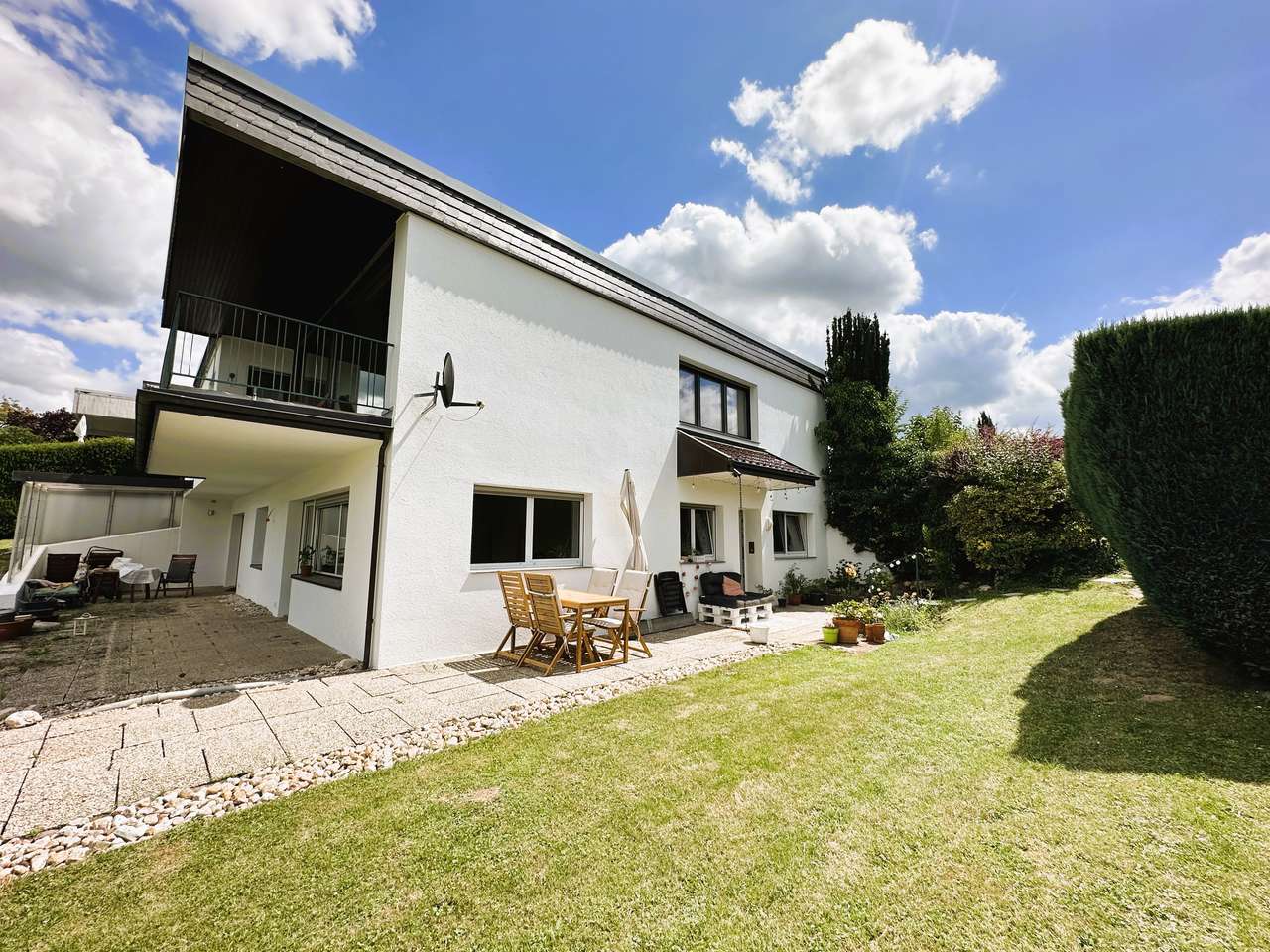 WOHNEN mit WEITBLICK: BUNGALOW mit EINLIEGERWOHNUNG und TRAUMHAFTER AUSSICHT