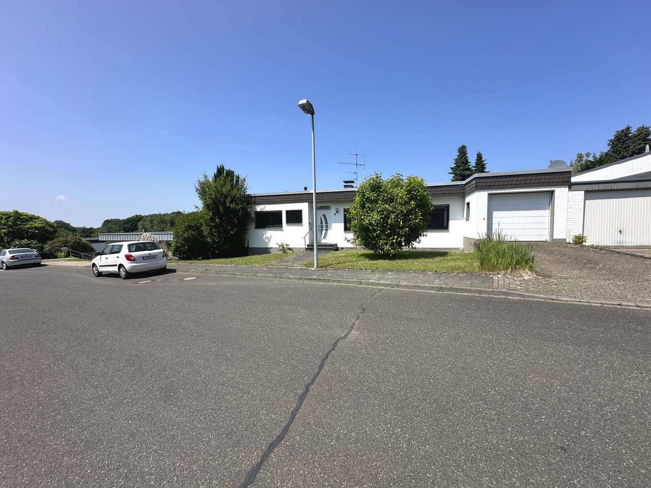 WOHNEN mit WEITBLICK: BUNGALOW mit EINLIEGERWOHNUNG und TRAUMHAFTER AUSSICHT