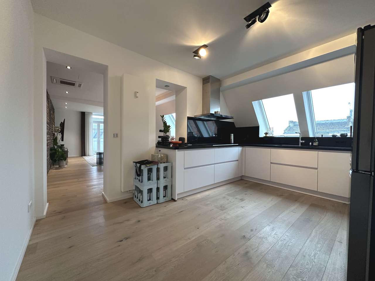 Exklusive, möblierte kernsanierte 4-Zimmer-Maisonette mit Dachterrasse über Kölns Dächern
