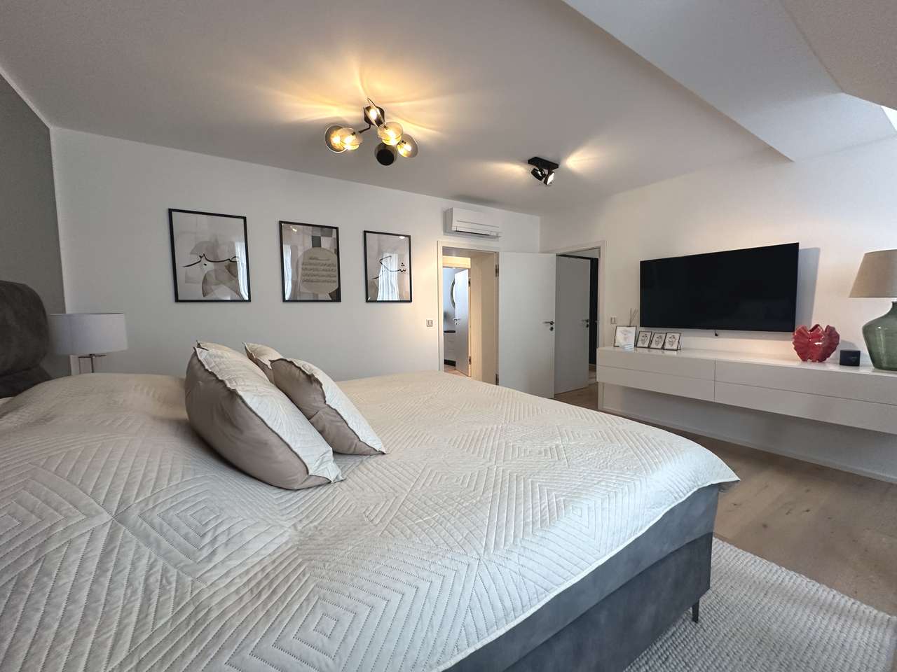 Exklusive, möblierte kernsanierte 4-Zimmer-Maisonette mit Dachterrasse über Kölns Dächern