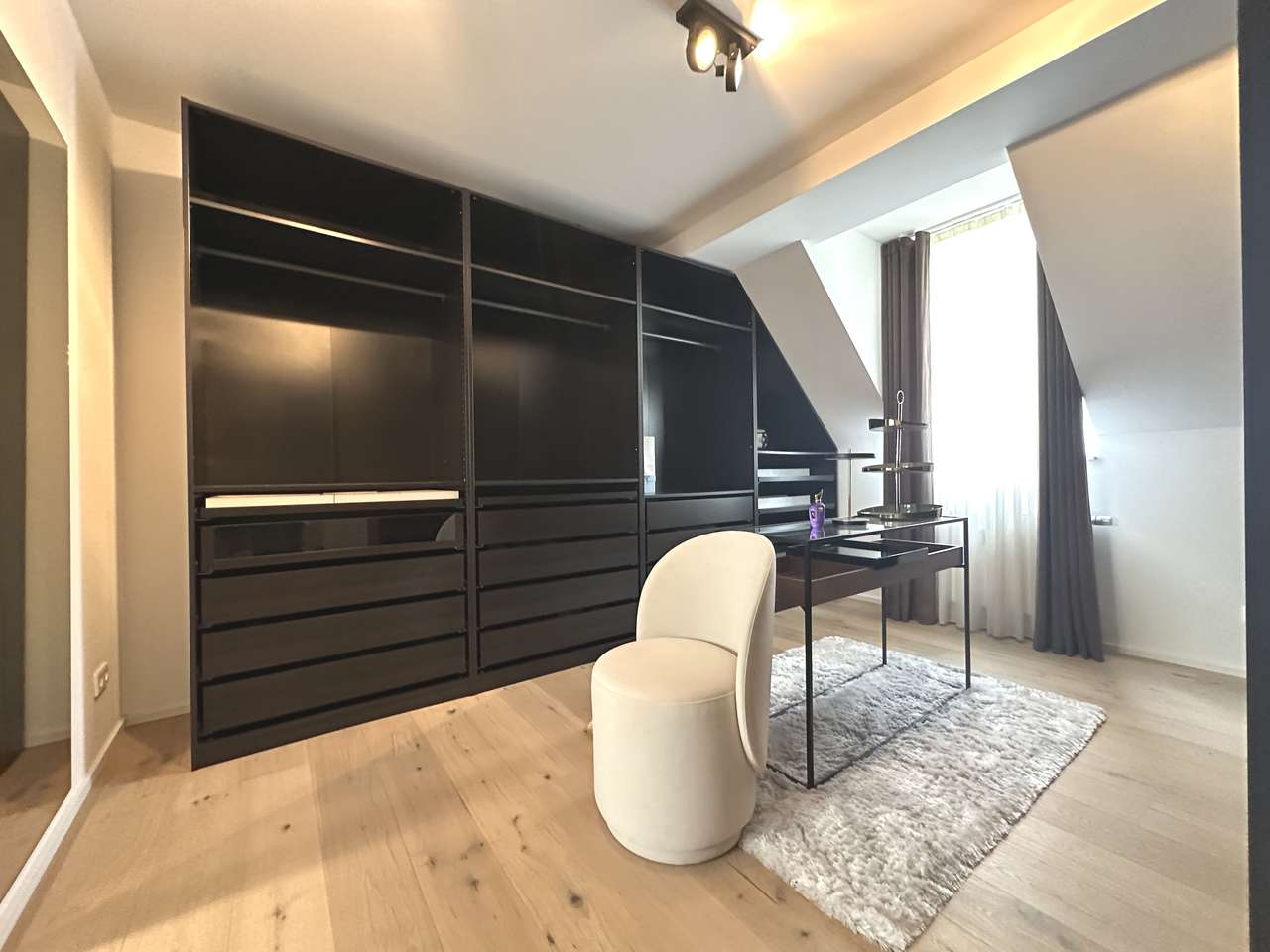 Exklusive, möblierte kernsanierte 4-Zimmer-Maisonette mit Dachterrasse über Kölns Dächern