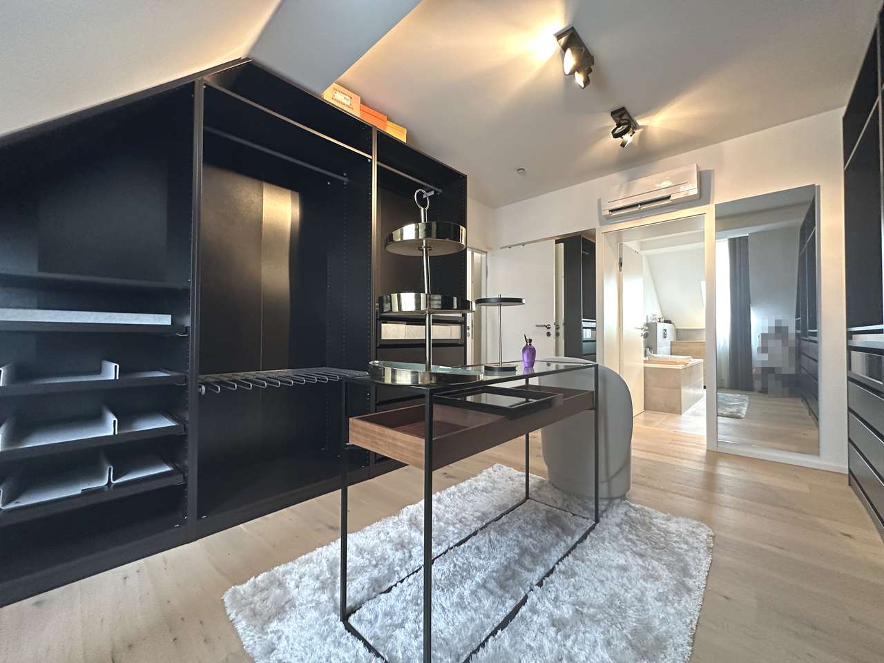 Exklusive, möblierte kernsanierte 4-Zimmer-Maisonette mit Dachterrasse über Kölns Dächern