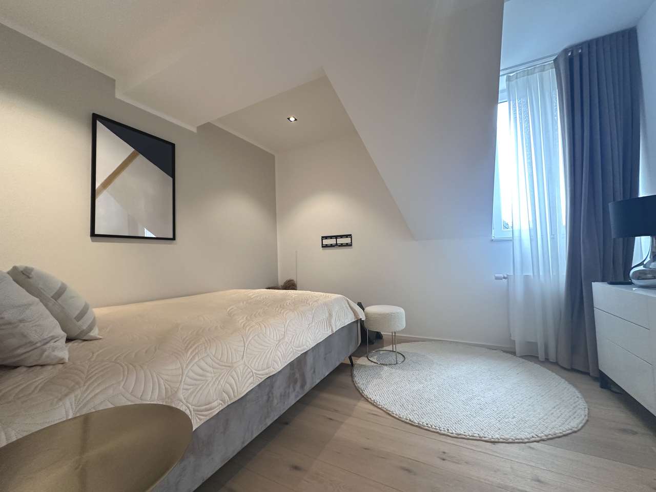 Exklusive, möblierte kernsanierte 4-Zimmer-Maisonette mit Dachterrasse über Kölns Dächern