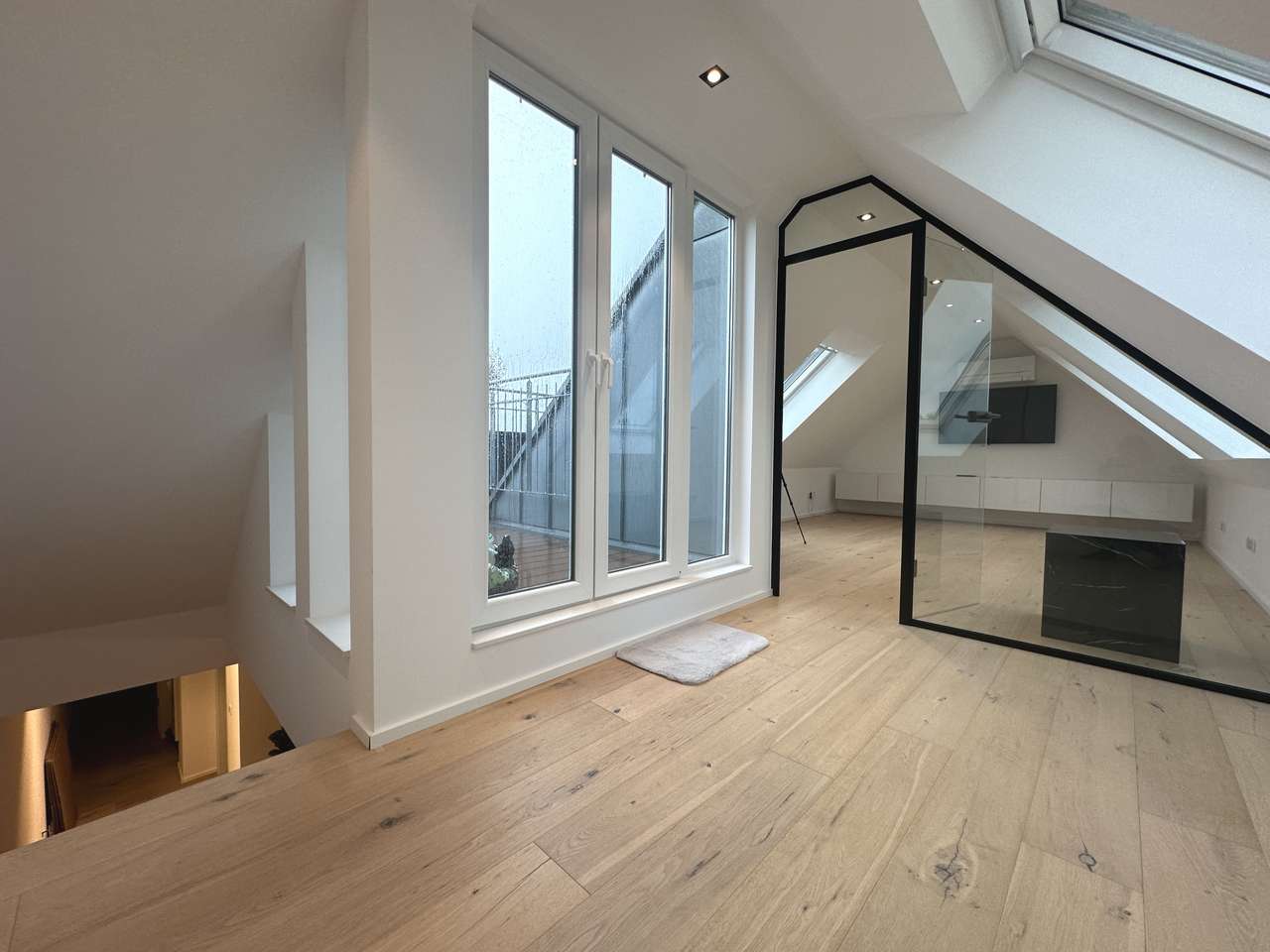 Exklusive, möblierte kernsanierte 4-Zimmer-Maisonette mit Dachterrasse über Kölns Dächern