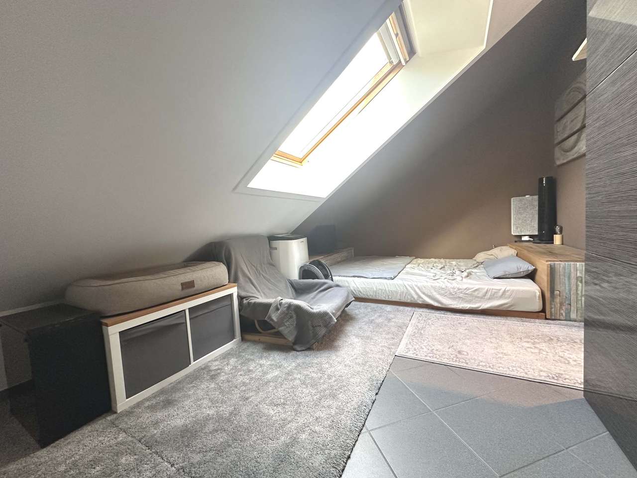 Schöne und moderne Zwei - Zimmer - Dachgeschoss - Wohnung mit Balkon in Köln - Raderberg