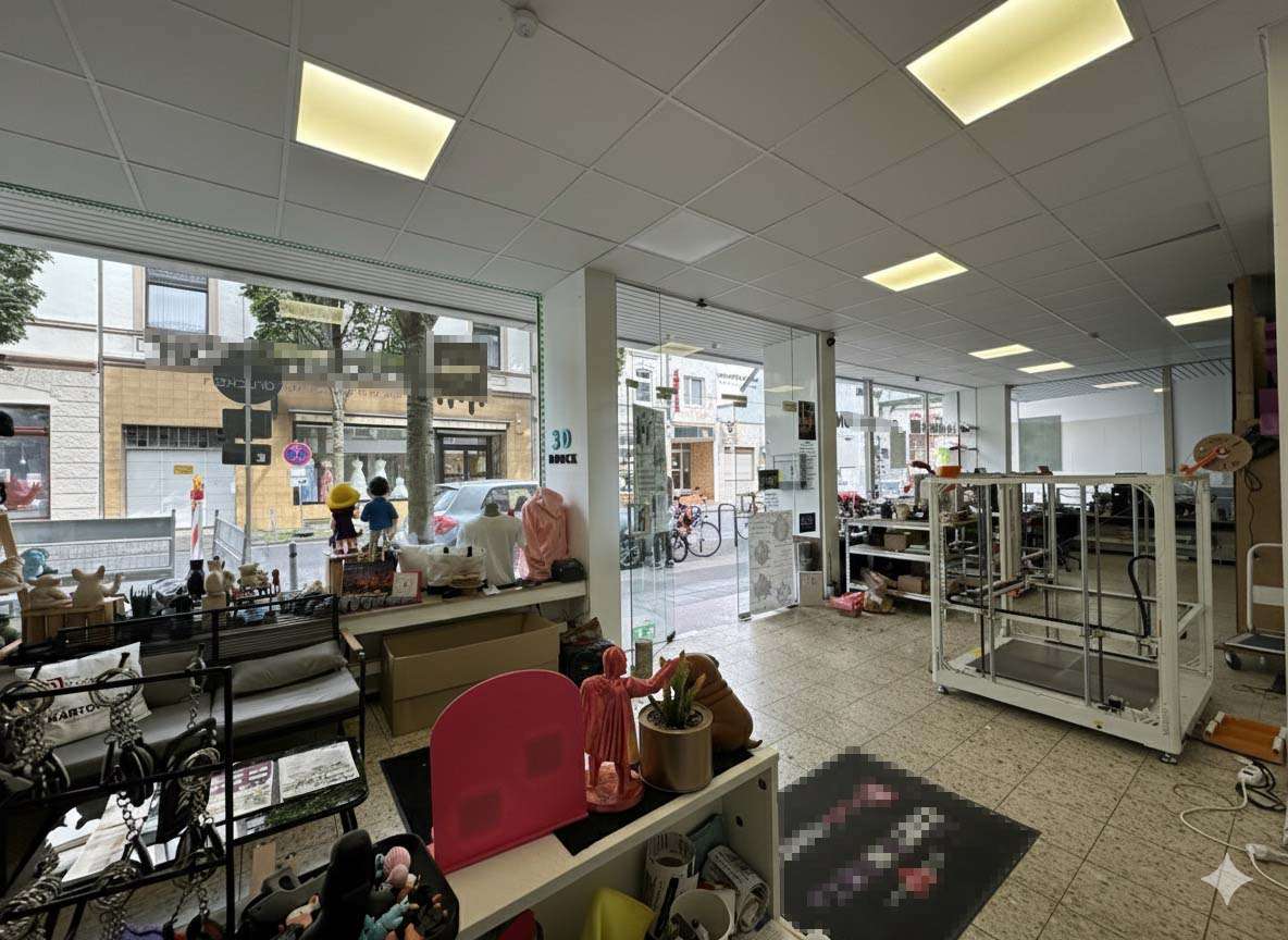 Attraktives Ladenlokal mit großer Schaufensterfront auf frequentierter Hauptstraße in Dellbrück