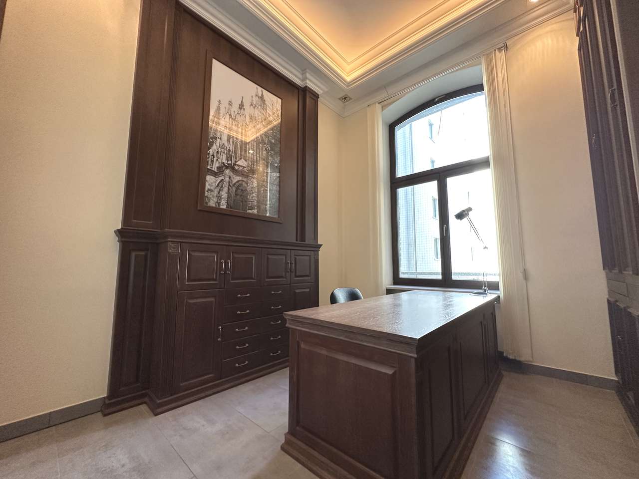 KERNSANIERTE ALTBAU 5 ZIMMER WOHNUNG/BÜRO MIT BALKON UND TRAUMHAFTEN FLAIR