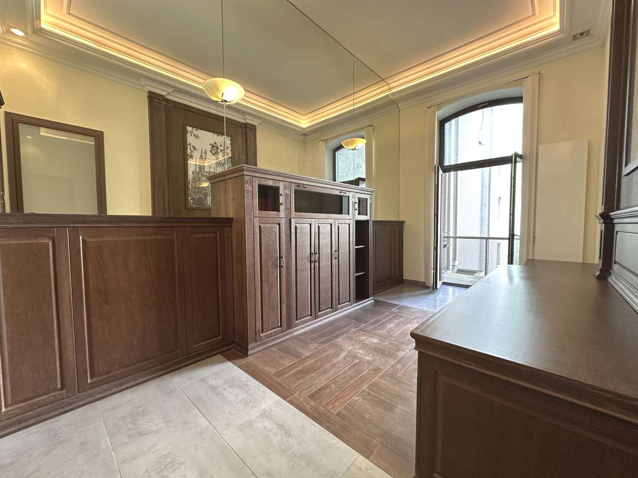 KERNSANIERTE ALTBAU 5 ZIMMER WOHNUNG/BÜRO MIT BALKON UND TRAUMHAFTEN FLAIR