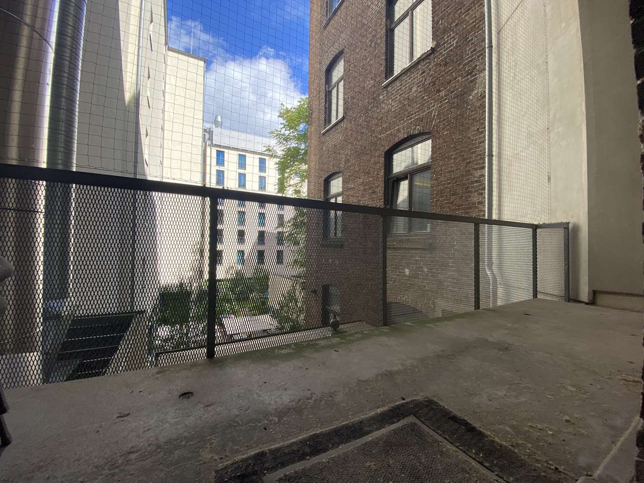 KERNSANIERTE ALTBAU 5 ZIMMER WOHNUNG/BÜRO MIT BALKON UND TRAUMHAFTEN FLAIR