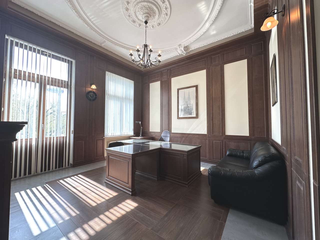 KERNSANIERTE ALTBAU 5 ZIMMER WOHNUNG/BÜRO MIT BALKON UND TRAUMHAFTEN FLAIR