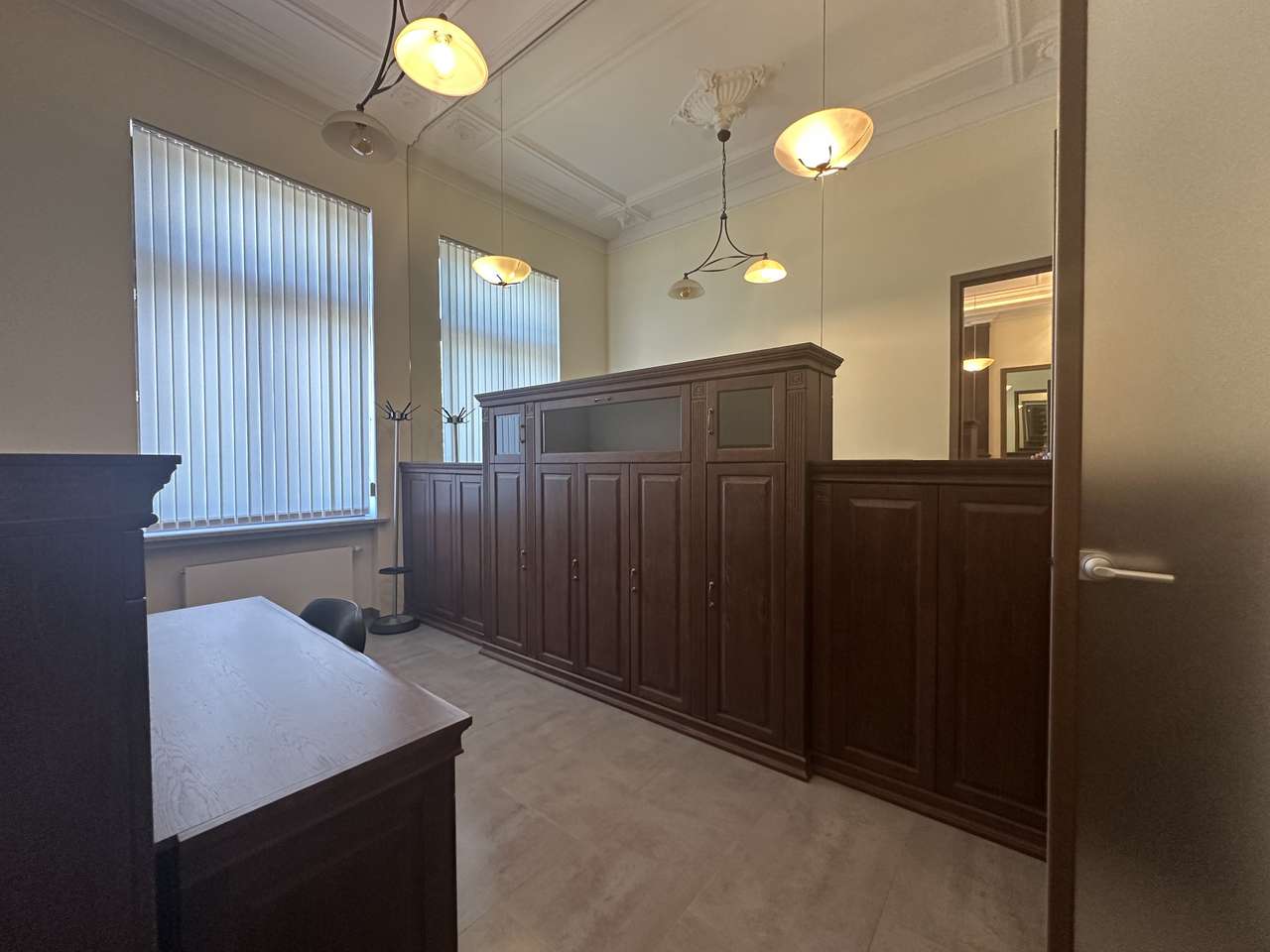 KERNSANIERTE ALTBAU 5 ZIMMER WOHNUNG/BÜRO MIT BALKON UND TRAUMHAFTEN FLAIR