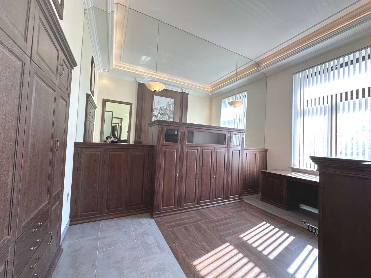 KERNSANIERTE ALTBAU 5 ZIMMER WOHNUNG/BÜRO MIT BALKON UND TRAUMHAFTEN FLAIR