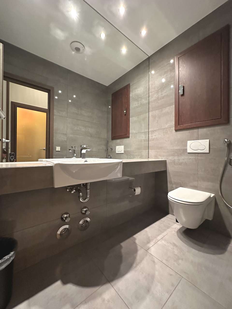 KERNSANIERTE ALTBAU 5 ZIMMER WOHNUNG/BÜRO MIT BALKON UND TRAUMHAFTEN FLAIR