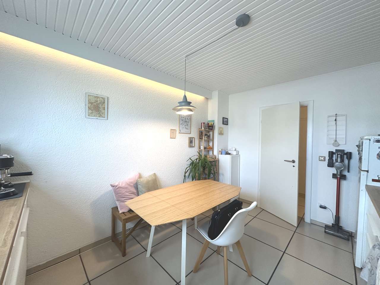 Ruhige Zwei - Zimmerwohnung mit schmalen Balkon und großer Küche in Köln-Neu-Ehrenfeld