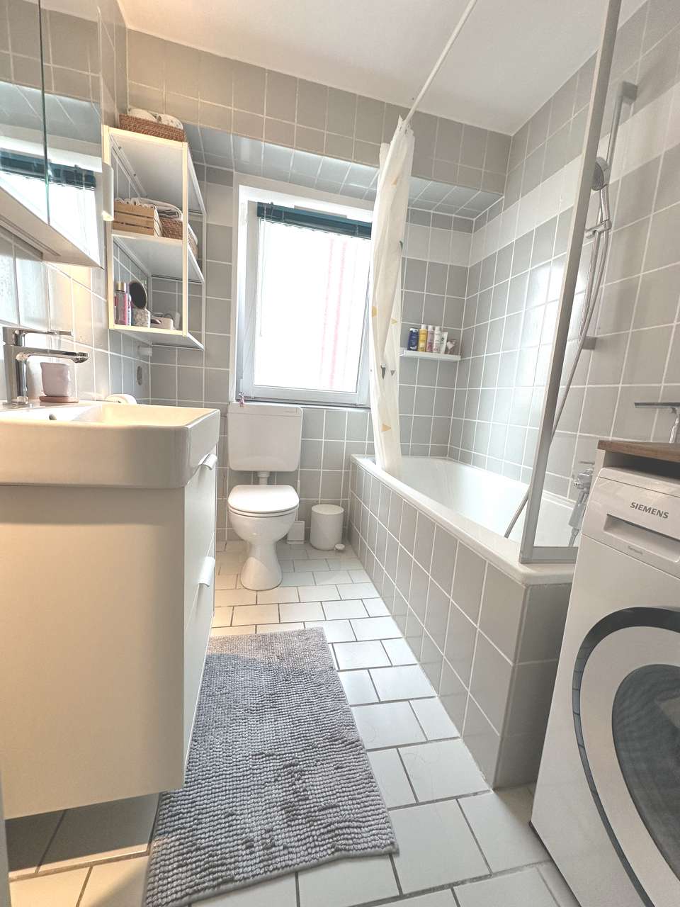 Ruhige Zwei - Zimmerwohnung mit schmalen Balkon und großer Küche in Köln-Neu-Ehrenfeld