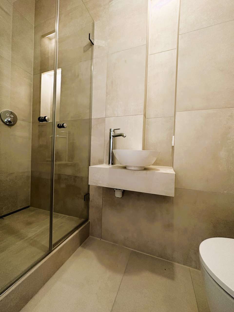 KERNSANIERTE ALTBAU DACHTERRASSEN 5 ZIMMER MAISONETTE WOHNUNG AM ERZBERGERPLATZ