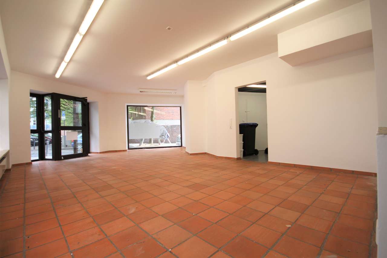 Eck-Ladenlokal (zwei Flächen mit sep. Eingangsmöglichkeit) und großer Schaufensterfront - Südstadt