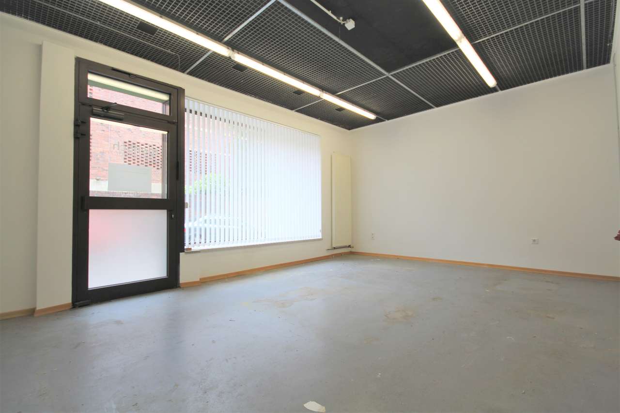 Eck-Ladenlokal (zwei Flächen mit sep. Eingangsmöglichkeit) und großer Schaufensterfront - Südstadt