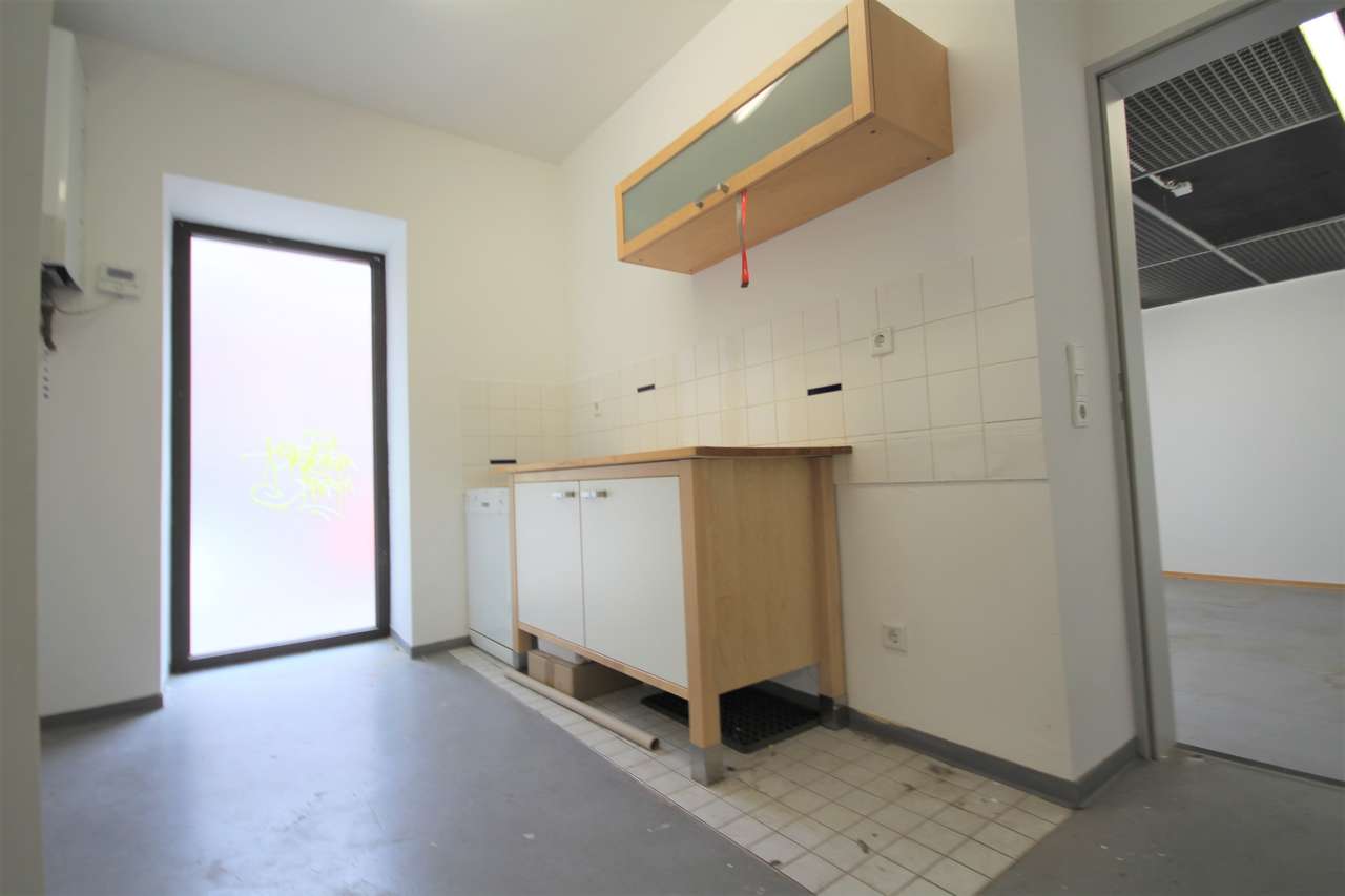 Eck-Ladenlokal (zwei Flächen mit sep. Eingangsmöglichkeit) und großer Schaufensterfront - Südstadt