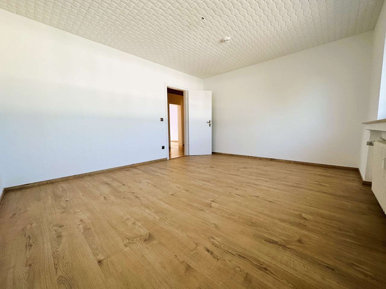 Ruhige Drei Zimmerwohnung mit großer Küche und kleiner Loggia in Neu - Ehrenfeld