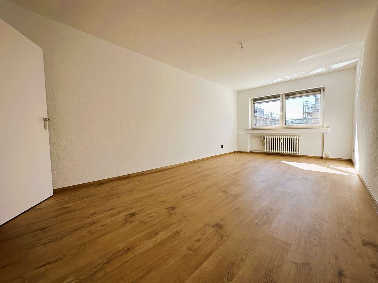 Ruhige Drei Zimmerwohnung mit großer Küche und kleiner Loggia in Neu - Ehrenfeld
