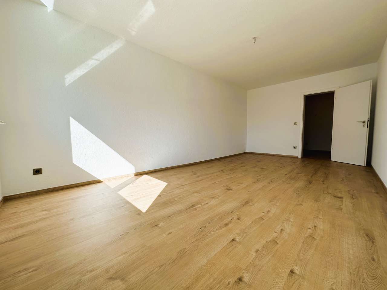 Ruhige Drei Zimmerwohnung mit großer Küche und kleiner Loggia in Neu - Ehrenfeld