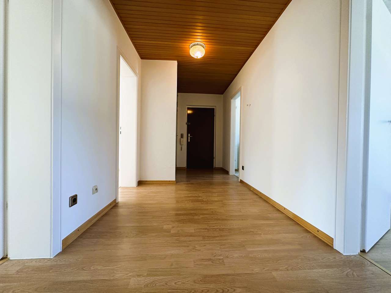 Ruhige Drei Zimmerwohnung mit großer Küche und kleiner Loggia in Neu - Ehrenfeld