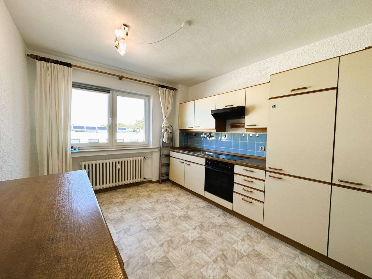 Ruhige Drei Zimmerwohnung mit großer Küche und kleiner Loggia in Neu - Ehrenfeld