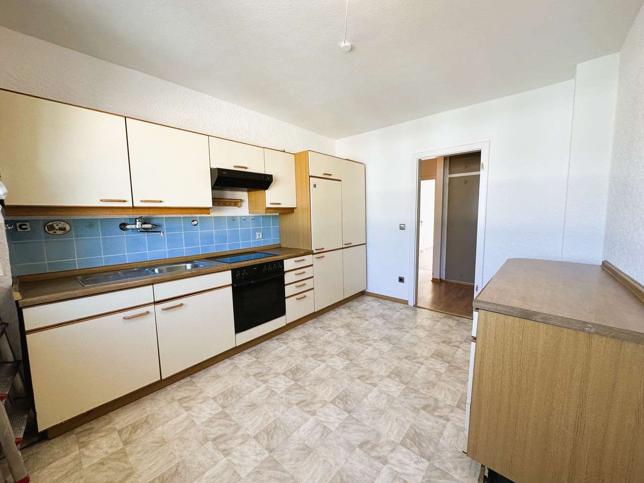 Ruhige Drei Zimmerwohnung mit großer Küche und kleiner Loggia in Neu - Ehrenfeld