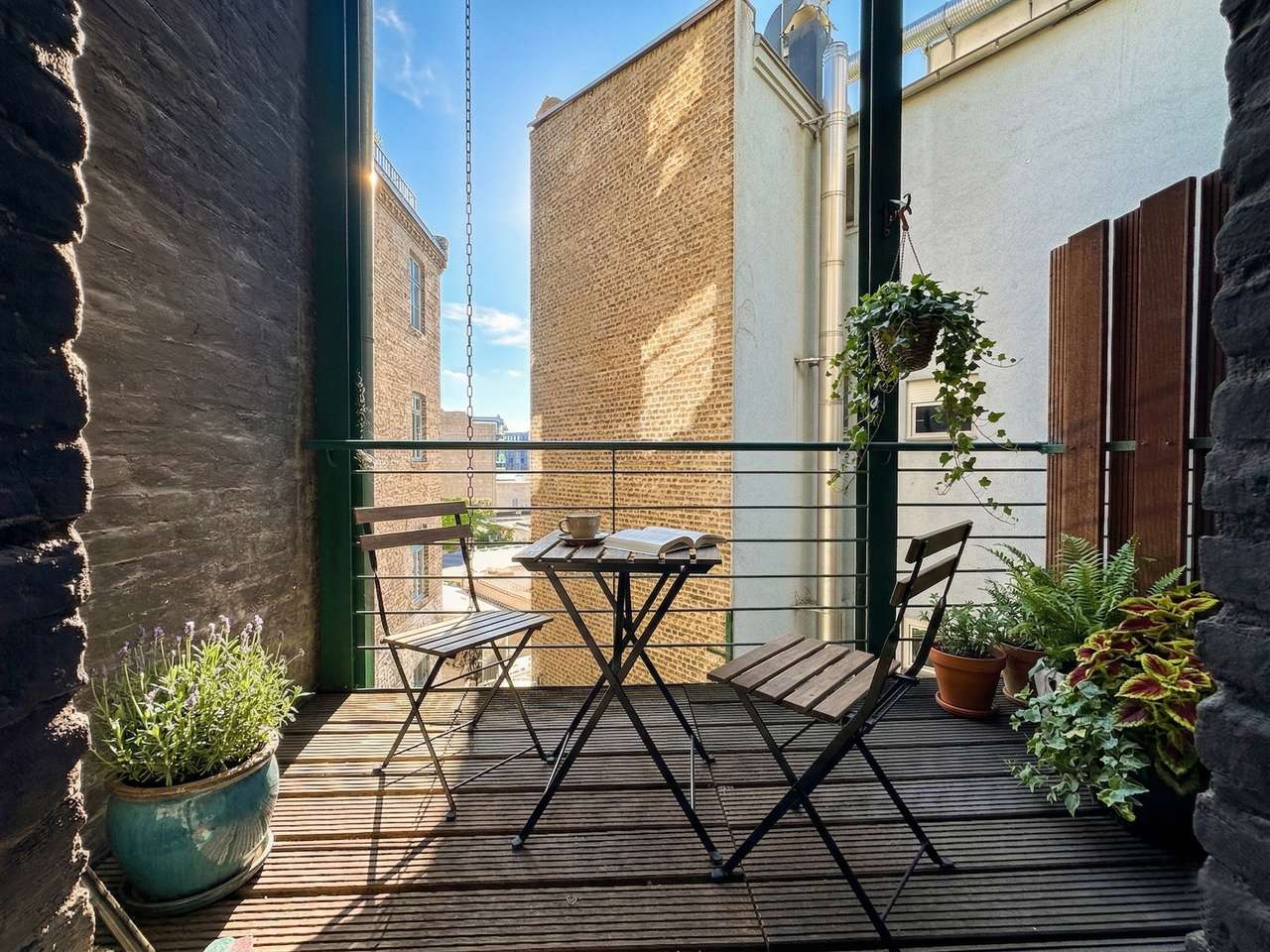 EXCLUSIVES 1-ZIMMER-APPARTEMENT MIT BALKON UND EINBAUKÜCHE IN SANIERTEN ALTBAU AM EIGELSTEIN - TOR