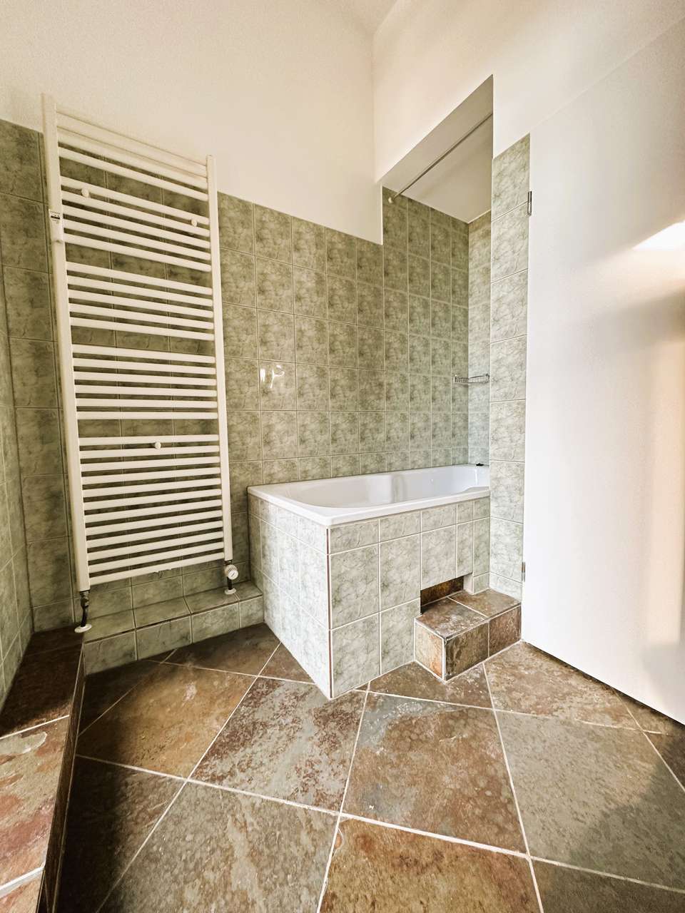 EXCLUSIVES 1-ZIMMER-APPARTEMENT MIT BALKON UND EINBAUKÜCHE IN SANIERTEN ALTBAU AM EIGELSTEIN - TOR