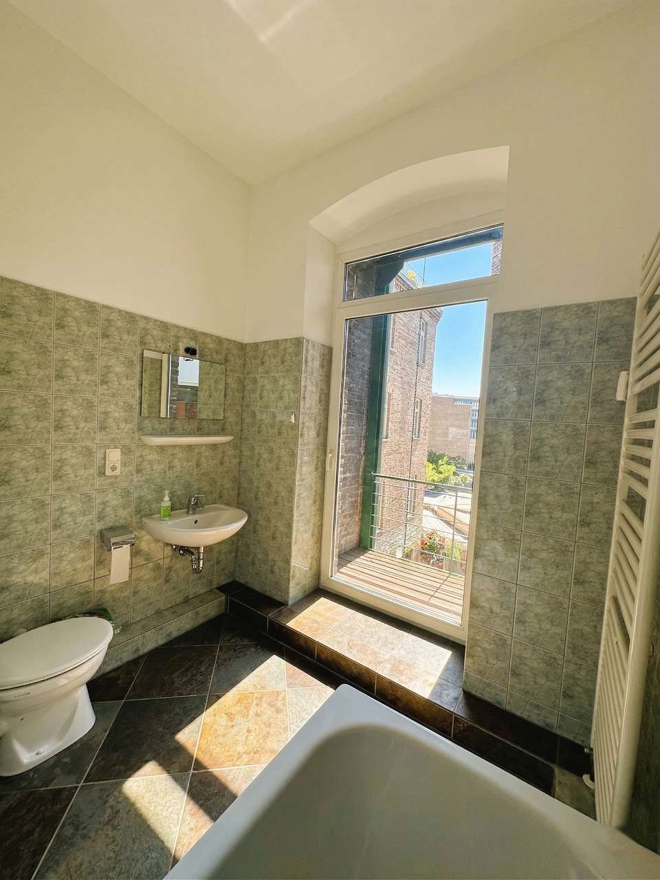 EXCLUSIVES 1-ZIMMER-APPARTEMENT MIT BALKON UND EINBAUKÜCHE IN SANIERTEN ALTBAU AM EIGELSTEIN - TOR