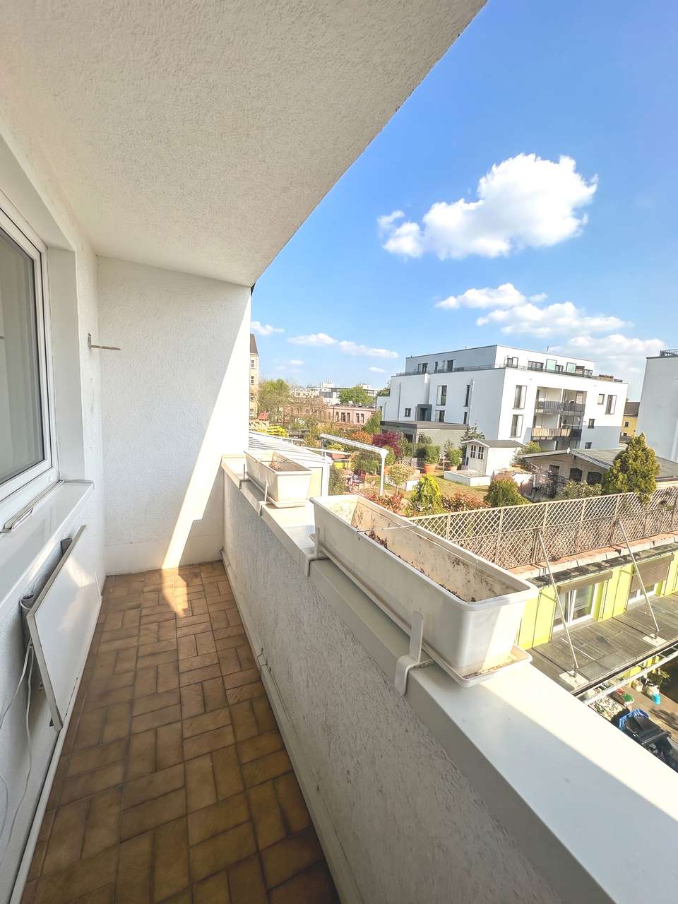 Ruhige Zwei - Zimmerwohnung mit schmalen Balkon und großer Küche in Köln-Neu-Ehrenfeld
