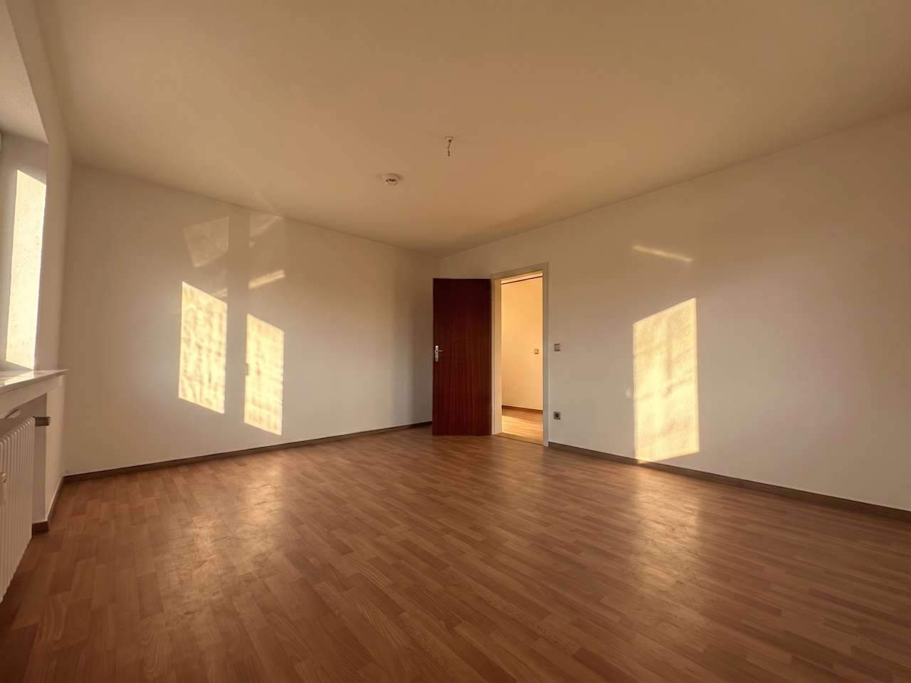 Ruhige Zwei - Zimmerwohnung mit schmalen Balkon und großer Küche in Köln-Neu-Ehrenfeld