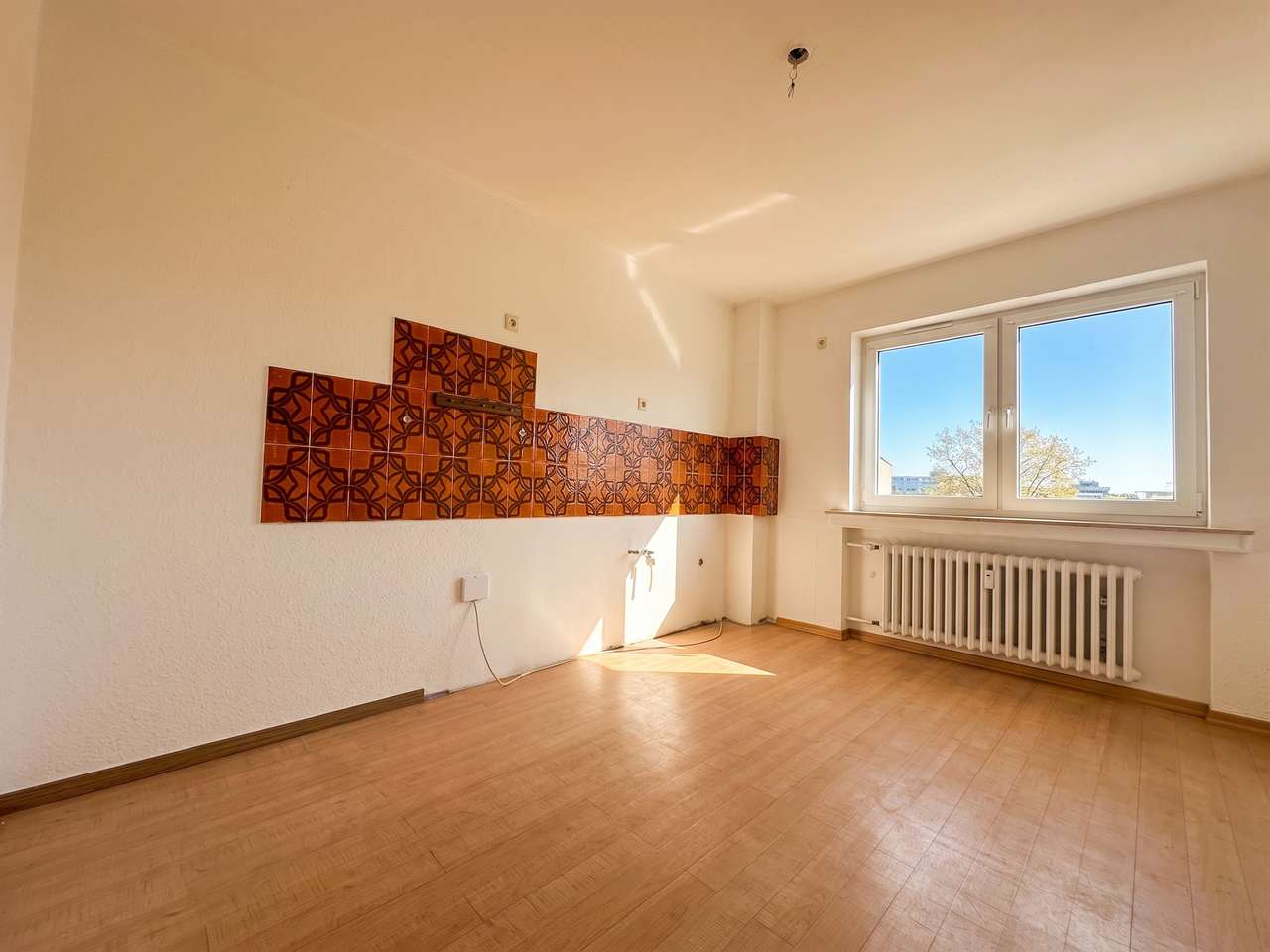 Ruhige Zwei - Zimmerwohnung mit schmalen Balkon und großer Küche in Köln-Neu-Ehrenfeld