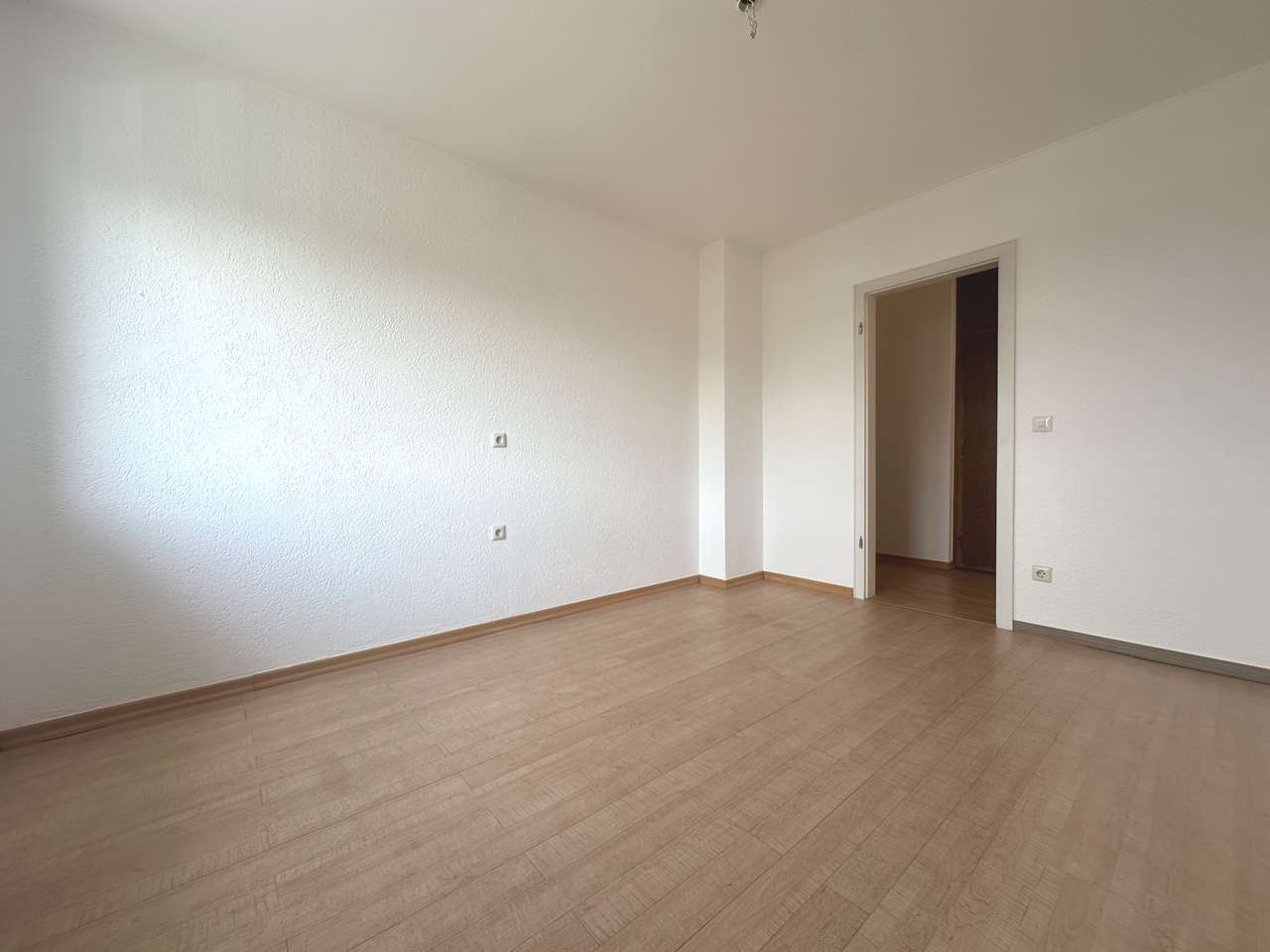 Ruhige Zwei - Zimmerwohnung mit schmalen Balkon und großer Küche in Köln-Neu-Ehrenfeld