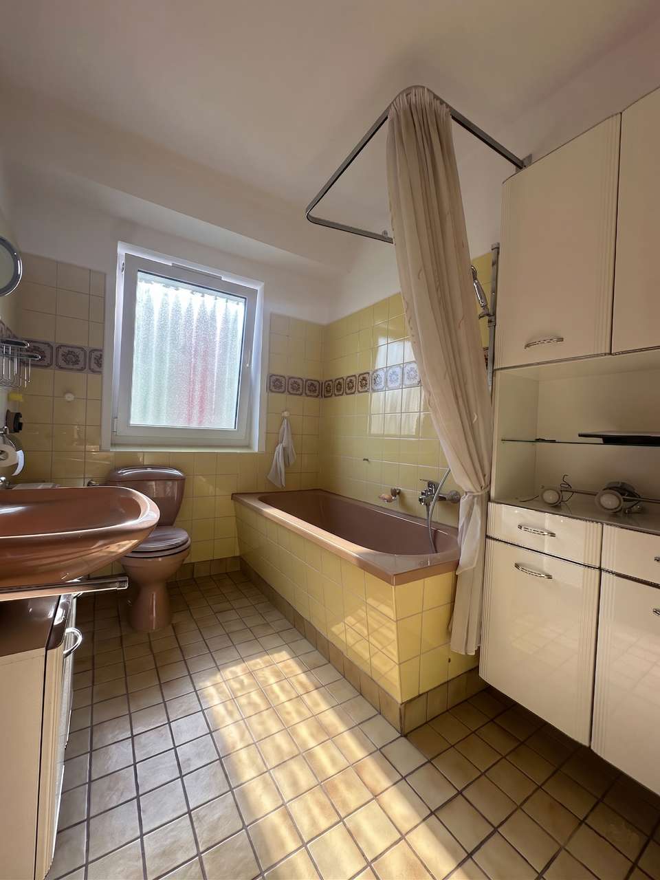 Ruhige Zwei - Zimmerwohnung mit schmalen Balkon und großer Küche in Köln-Neu-Ehrenfeld