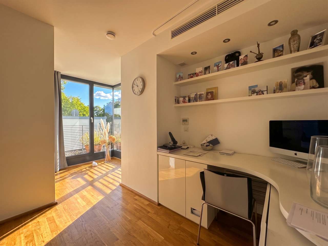 EXKLUSIVES PENTHOUSE IM BAUHAUSSTIL MIT RHEIN - BLICK, DREI TERRASSEN UND TG - STELLPLATZ