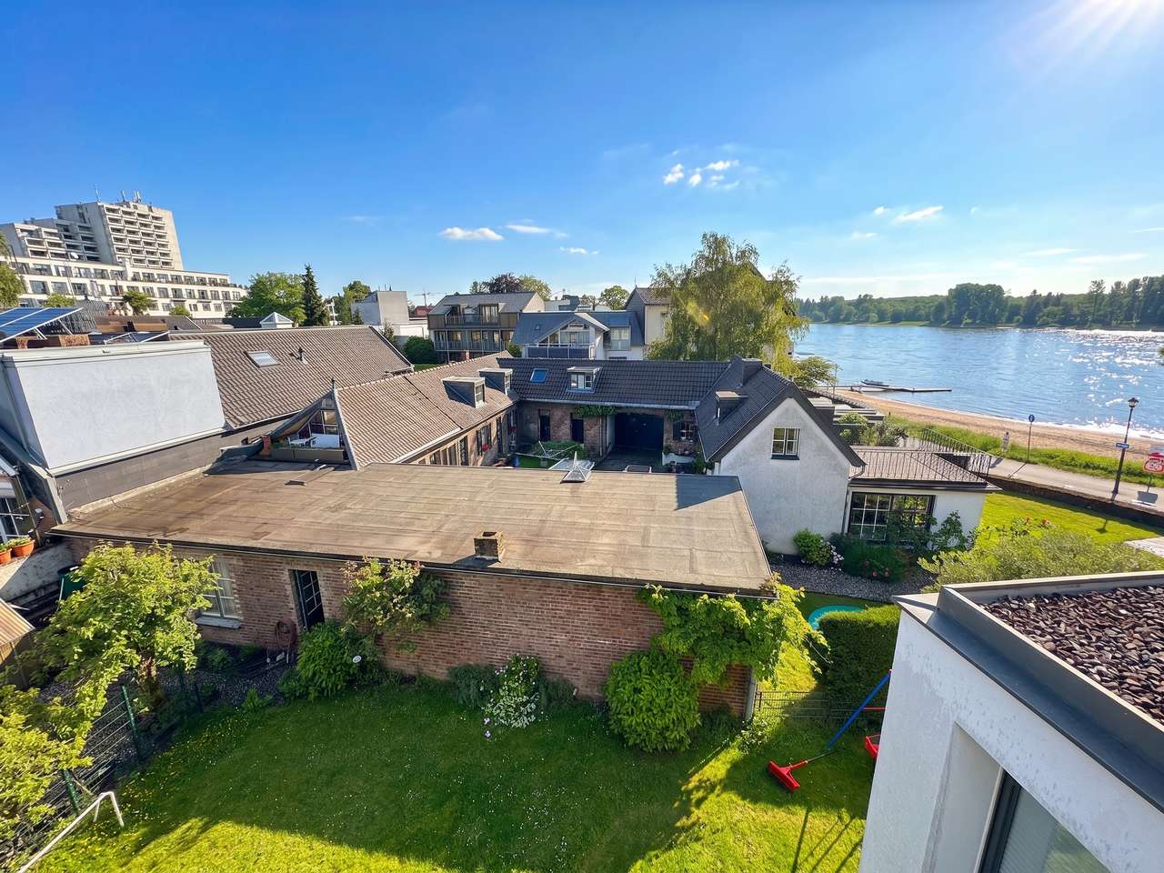 EXKLUSIVES PENTHOUSE IM BAUHAUSSTIL MIT RHEIN - BLICK, DREI TERRASSEN UND TG - STELLPLATZ
