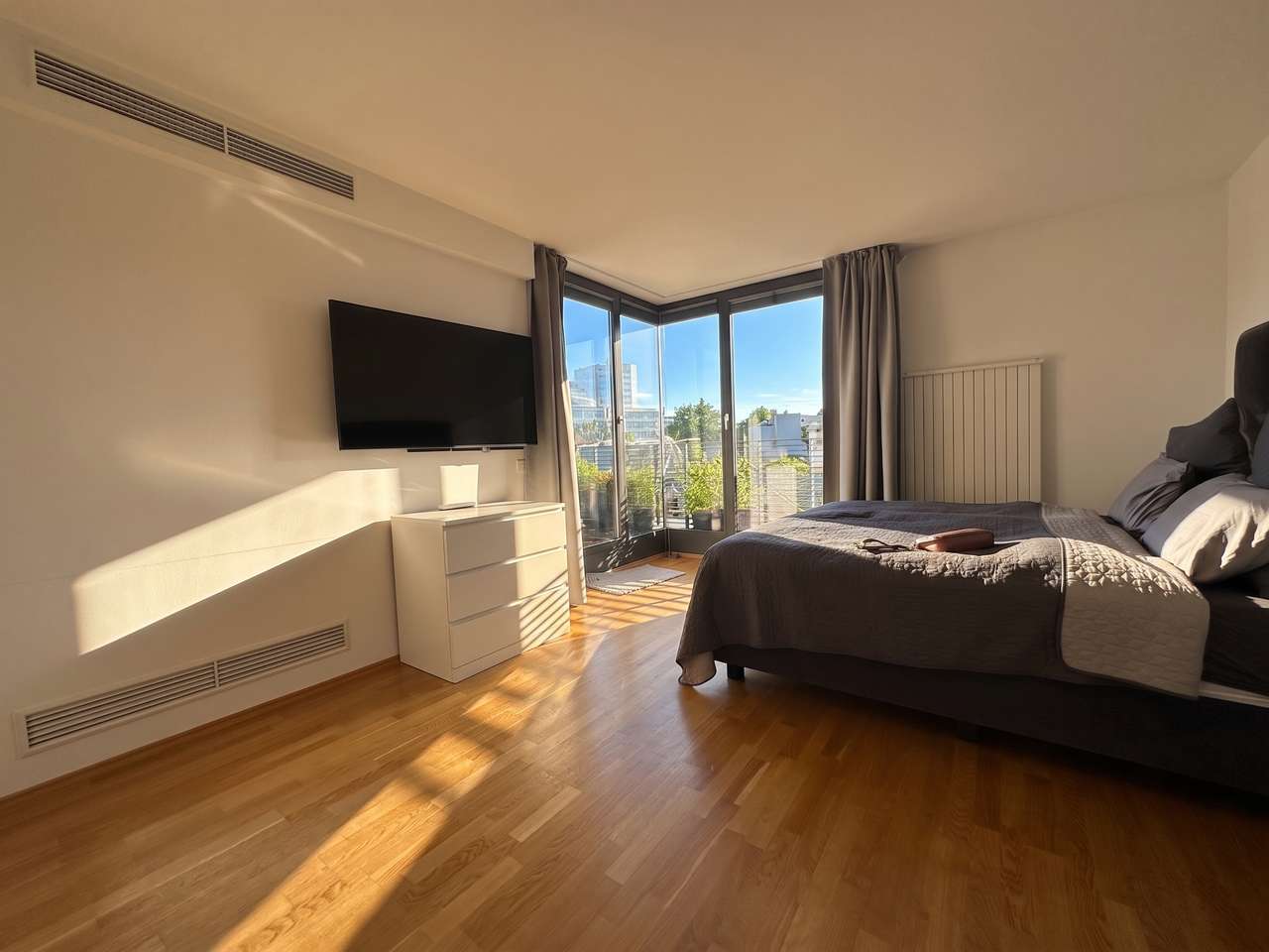 EXKLUSIVES PENTHOUSE IM BAUHAUSSTIL MIT RHEIN - BLICK, DREI TERRASSEN UND TG - STELLPLATZ